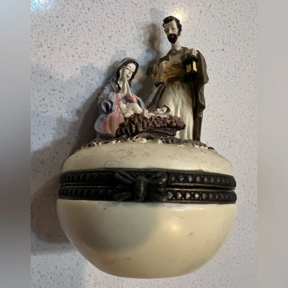 Vintage Christmas Nativity Small Trinket Box Infant Jesus Mary &‎ Joseph Resin